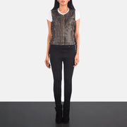 
Vanda Distressed Коричневый Leather Biker Vest для Женщин - Вид сбоку, демонстрирующий эргономичный крой рукава