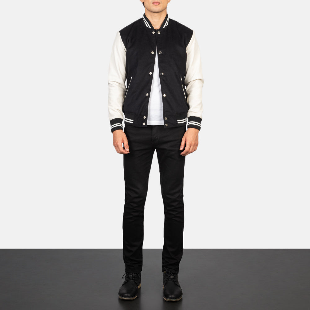 
Vaxton Черный & White Hybrid Varsity Кожаная куртка для Мужчин - Вид сбоку, демонстрирующий эргономичный крой рукава