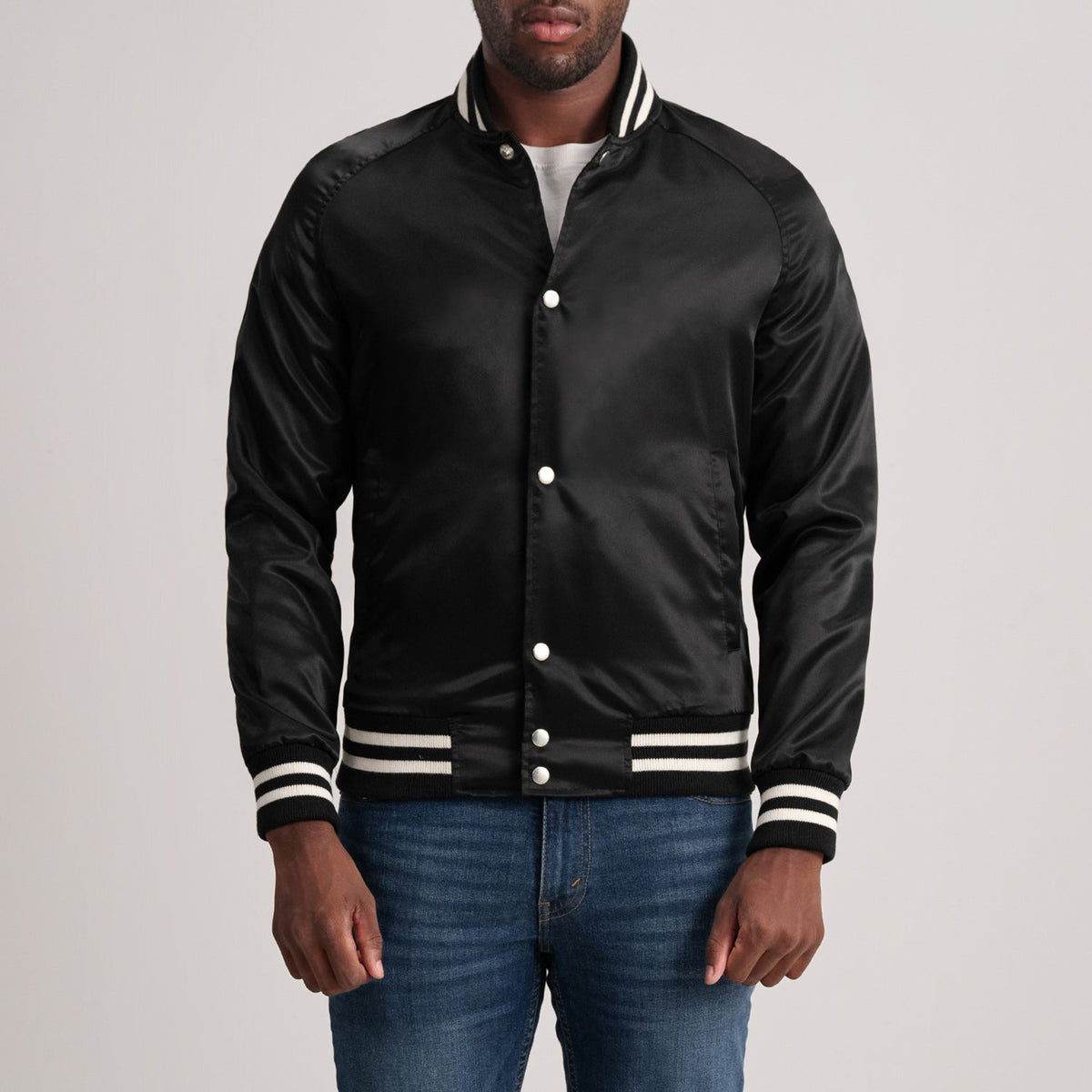 
Xander Черный Varsity Кожаная куртка для Мужчин in Black Satin - Вид спереди и приталенный силуэт | Купить в официальном онлайн-магазине