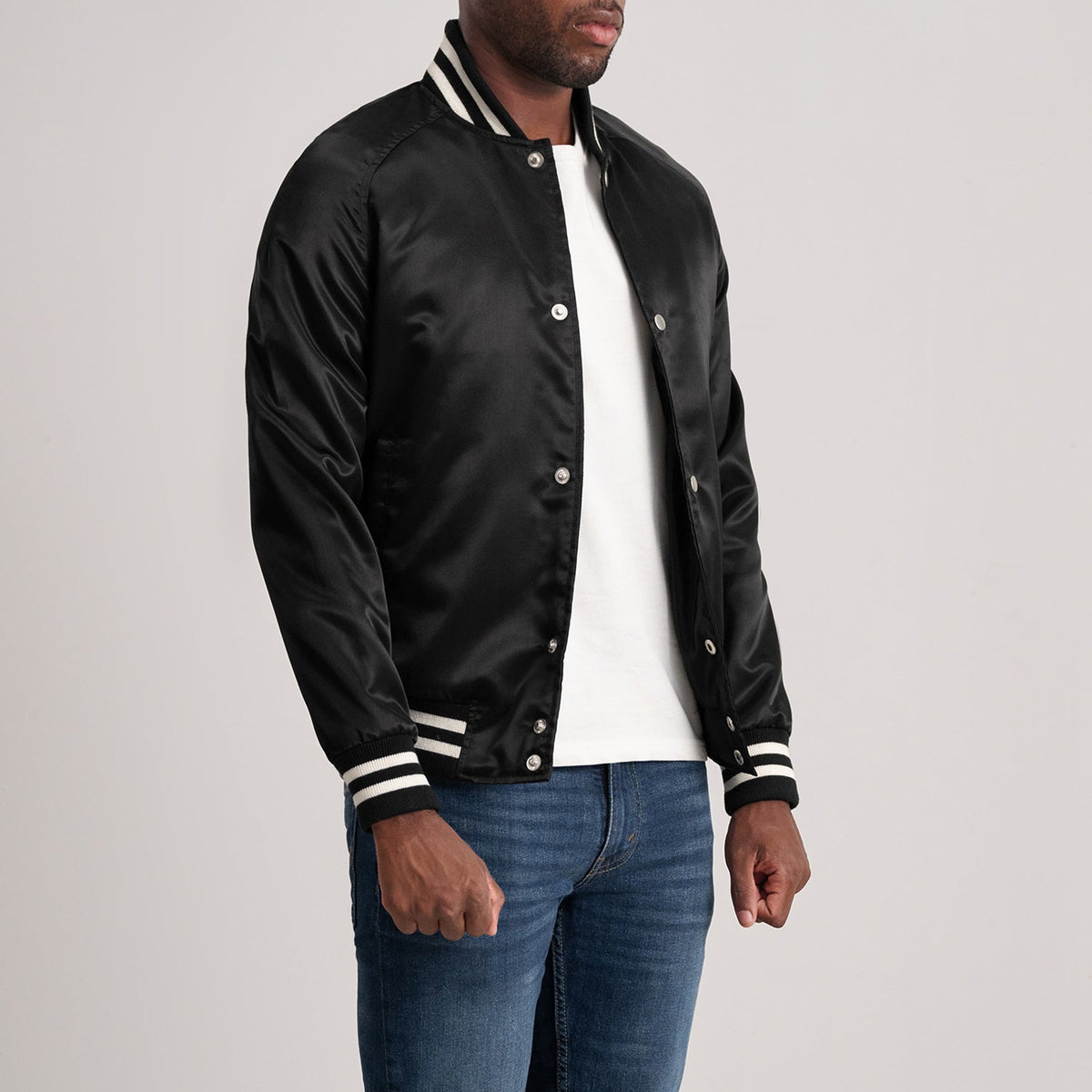 
Black Satin Varsity Jacket - Вид сзади, подчеркивающий посадку по плечам и ровный край