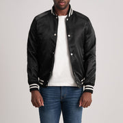 
Xander Черный Varsity Кожаная куртка для Мужчин - Вид сбоку, демонстрирующий эргономичный крой рукава