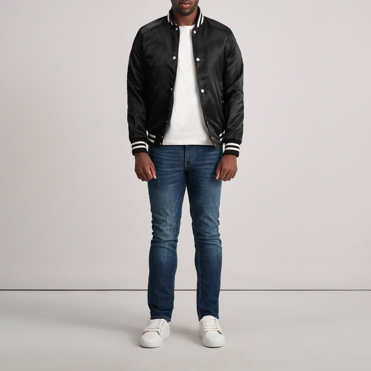 
Крупный план деталей of Varsity & Button Hardware on Xander Черный Varsity Кожаная куртка для Мужчин